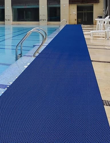 Blue rubber pool mats around pool